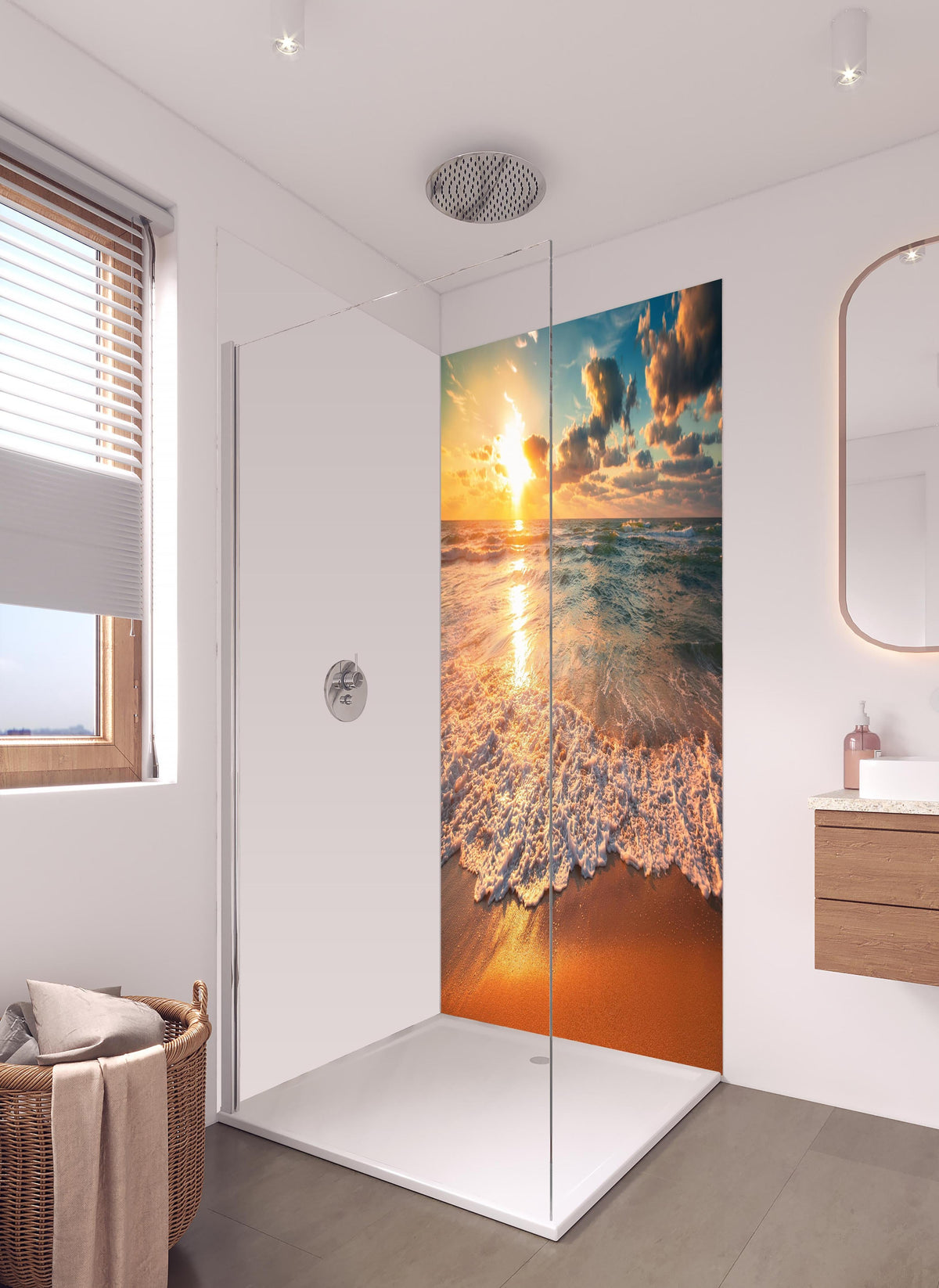 Duschrückwand - Schönes Sonnenlicht am Strand in hellem Badezimmer mit Regenduschkopf - zweiteilige Eck-Duschrückwand