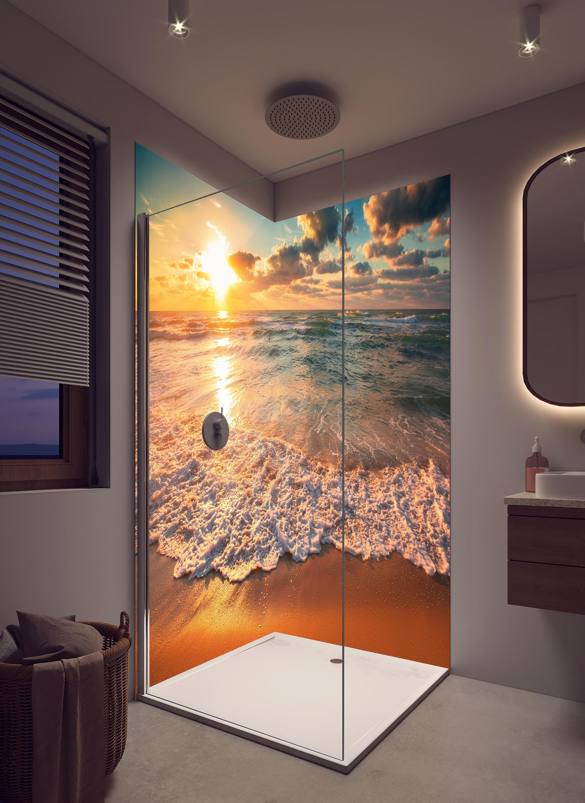 Duschrückwand - Schönes Sonnenlicht am Strand in hellem Badezimmer mit Regenduschkopf - zweiteilige Eck-Duschrückwand