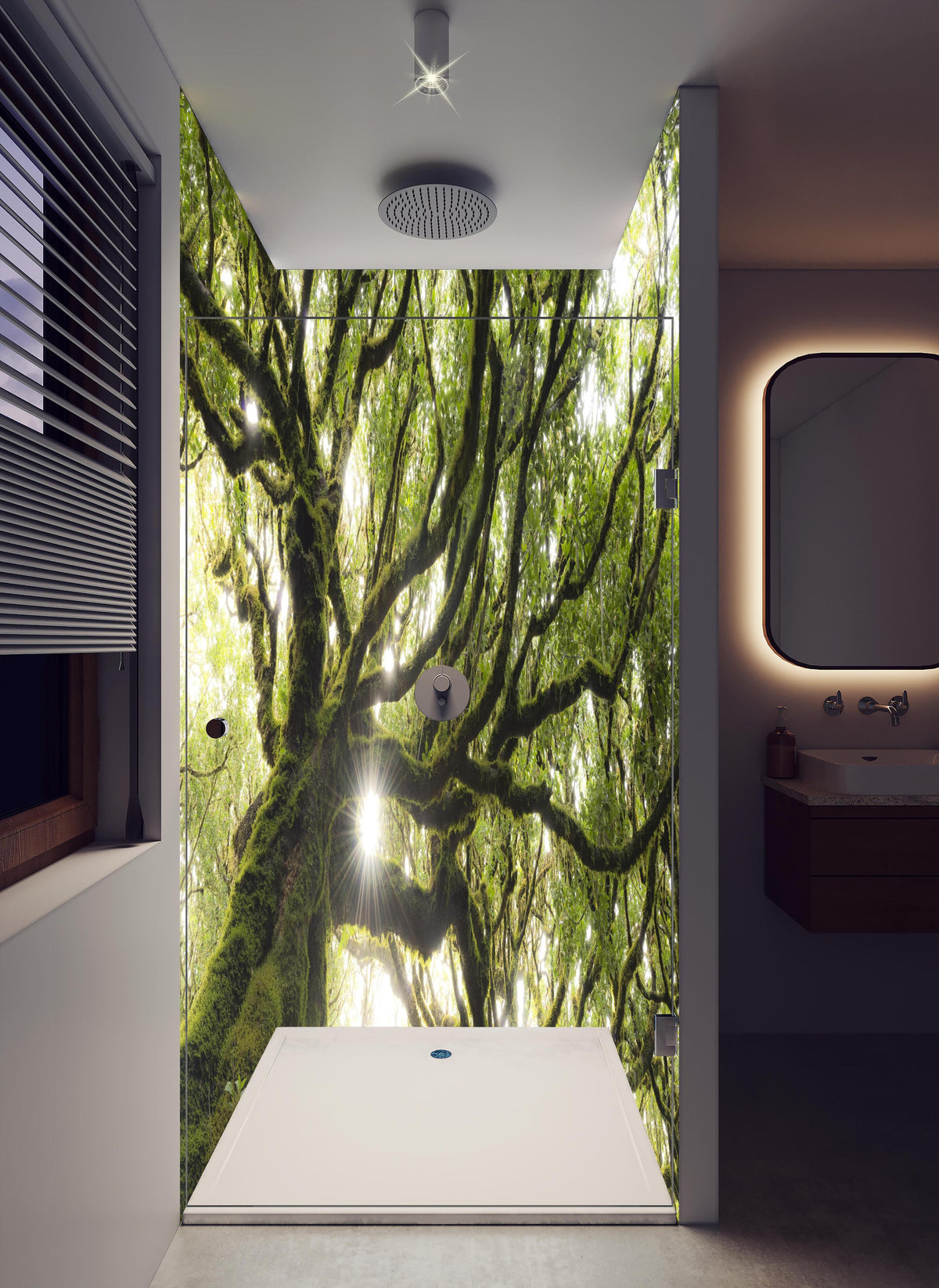 Duschrückwand - Sonnenstrahlen im Wald in hellem Badezimmer mit Regenduschkopf - zweiteilige Eck-Duschrückwand