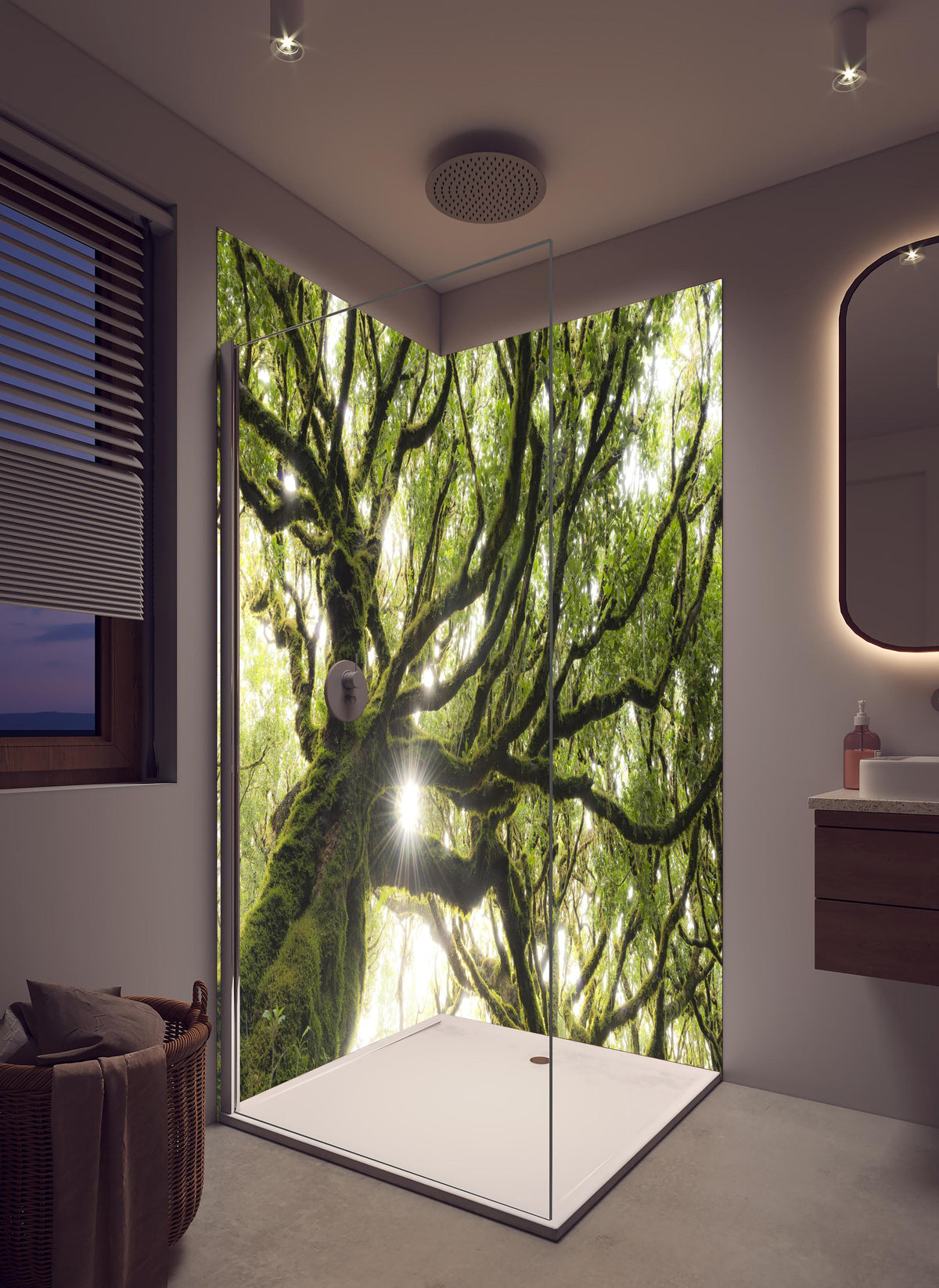 Duschrückwand - Sonnenstrahlen im Wald in hellem Badezimmer mit Regenduschkopf - zweiteilige Eck-Duschrückwand