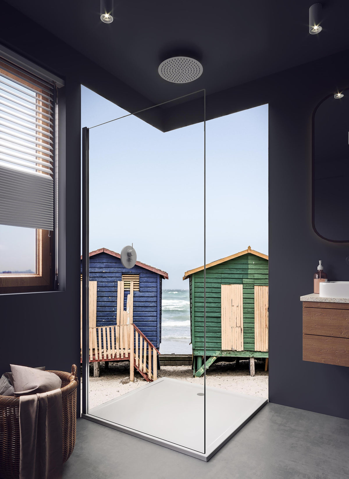 Duschrückwand - Strandhütten am Meer in hellem Badezimmer mit Regenduschkopf - zweiteilige Eck-Duschrückwand