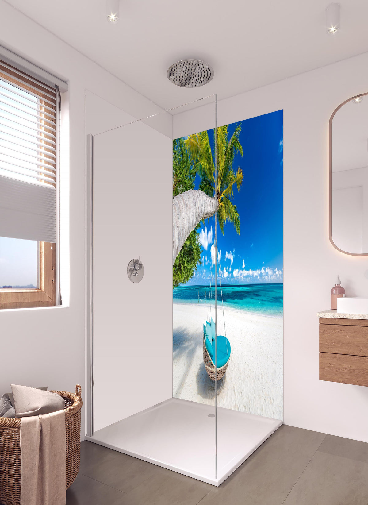 Duschrückwand - Tropischer Strand mit Hängebett in hellem Badezimmer mit Regenduschkopf - zweiteilige Eck-Duschrückwand