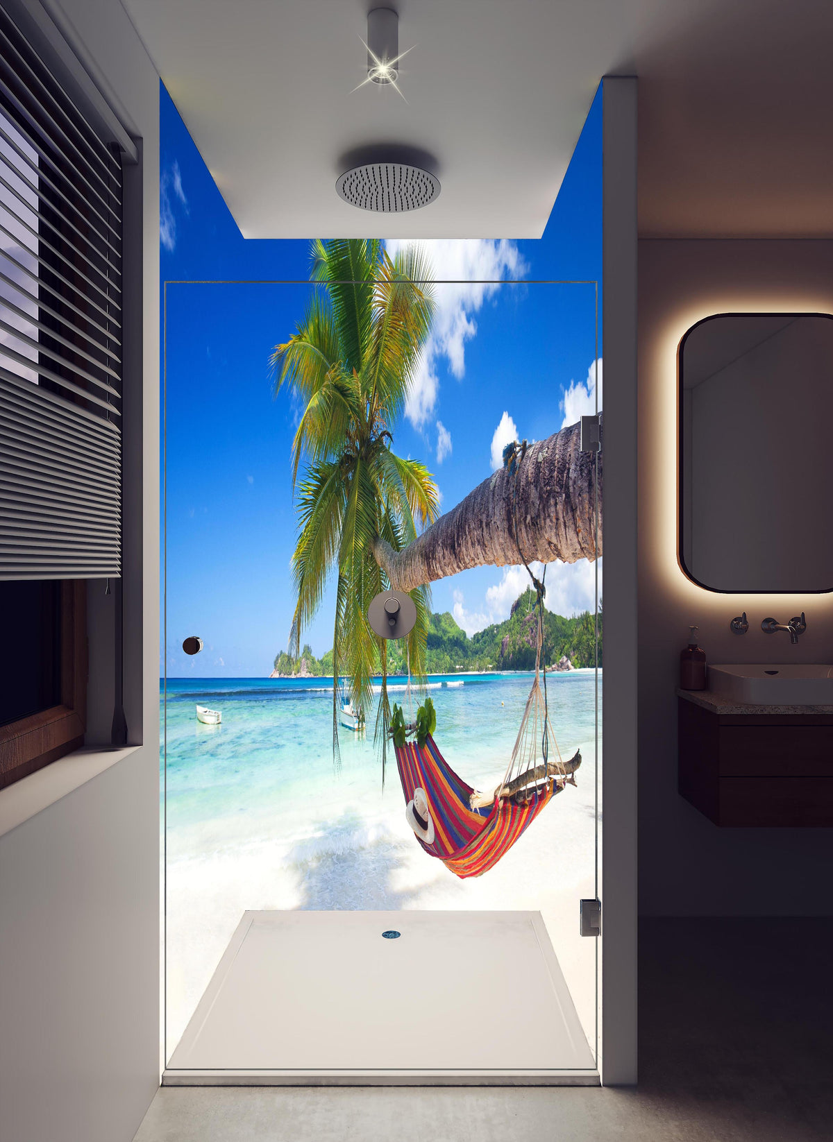 Duschrückwand - Urlaub am Strand in Seychellen in hellem Badezimmer mit Regenduschkopf - zweiteilige Eck-Duschrückwand