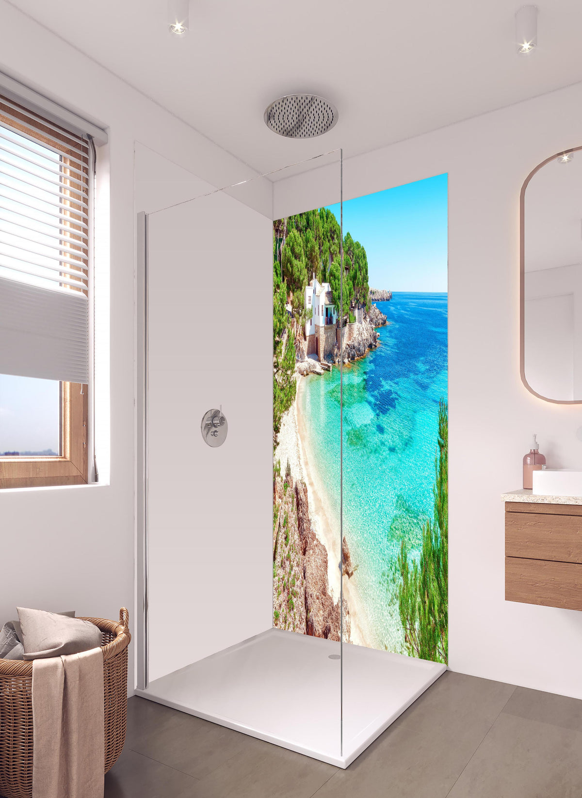 Duschrückwand - traumhafter Mallorca Strand in hellem Badezimmer mit Regenduschkopf - zweiteilige Eck-Duschrückwand
