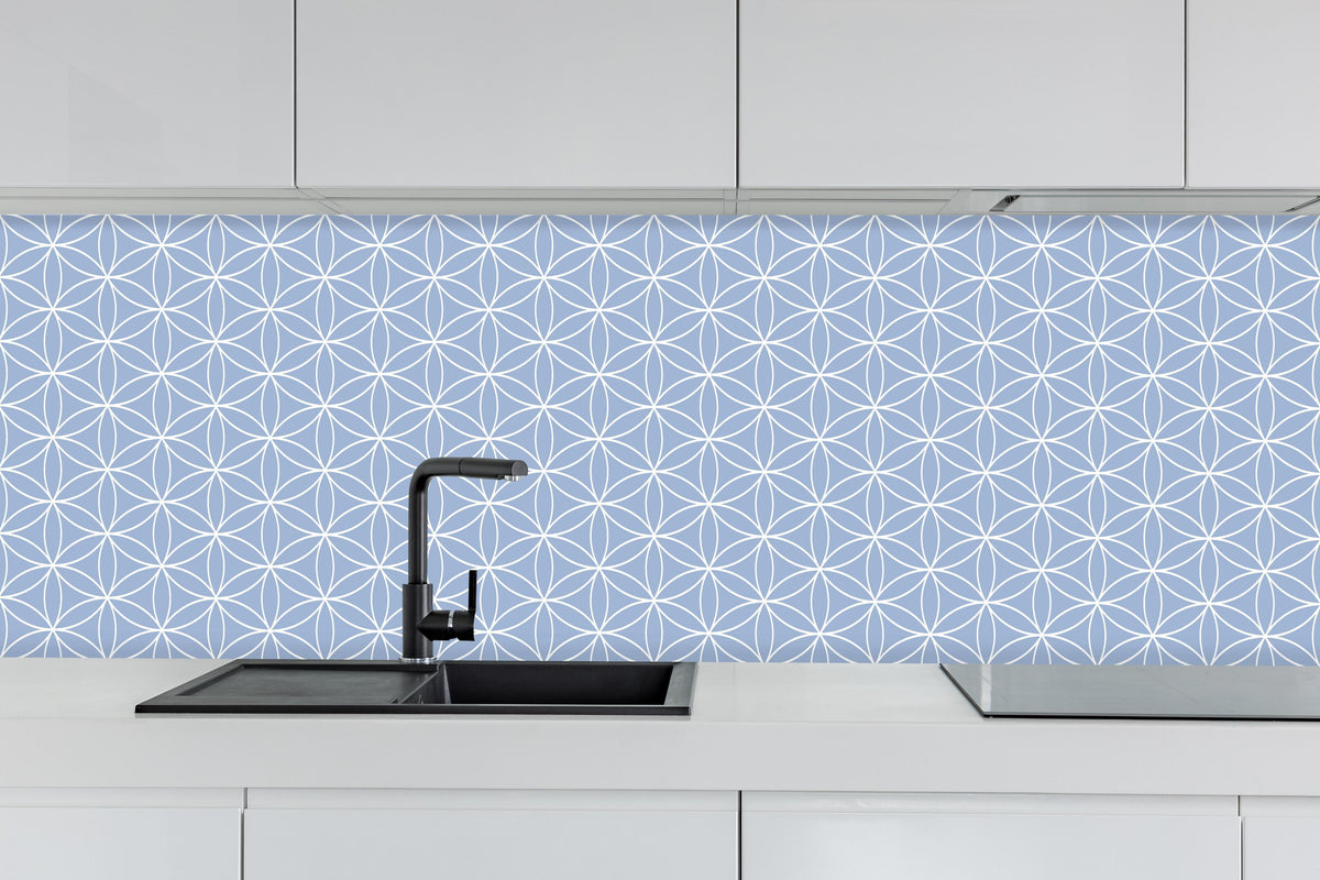 Küche - Geometrica Fiori Ceruleo hinter weißen Hochglanz-Küchenregalen und schwarzem Wasserhahn