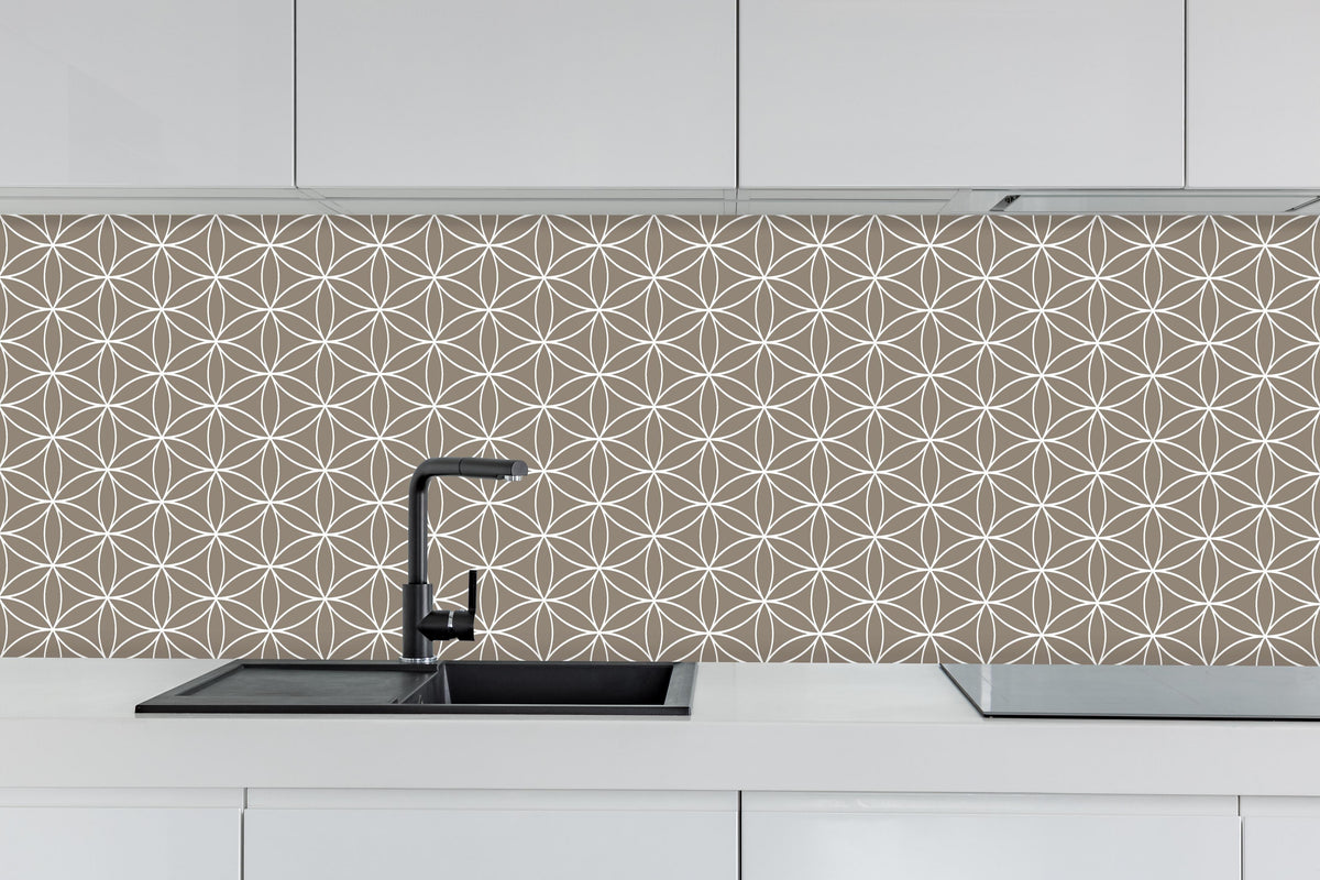 Küche - Geometrica Fiori Tortora hinter weißen Hochglanz-Küchenregalen und schwarzem Wasserhahn