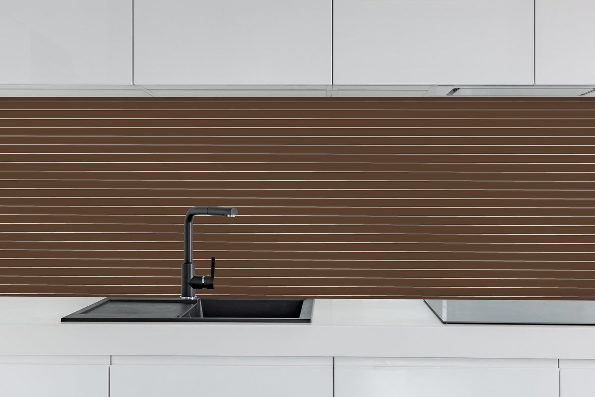 Küche - Geometrica Orizzontale Caffè hinter weißen Hochglanz-Küchenregalen und schwarzem Wasserhahn