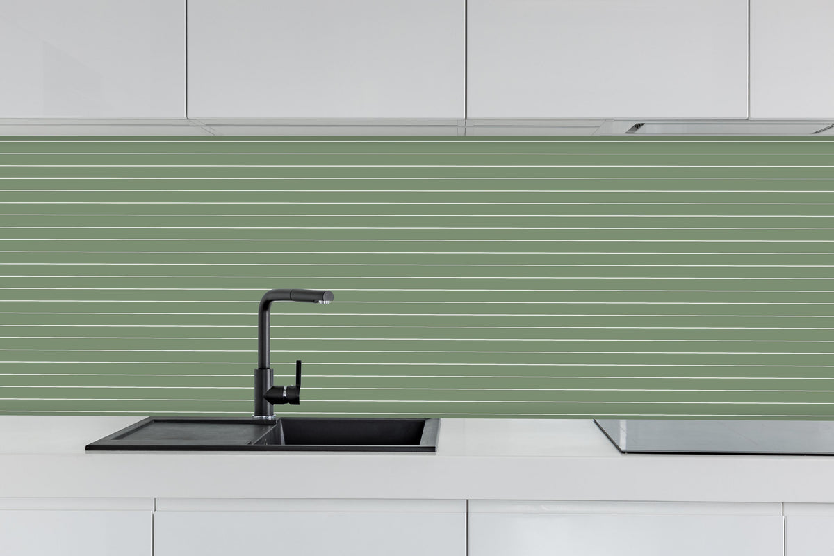 Küche - Geometrica Orizzontale Oliva hinter weißen Hochglanz-Küchenregalen und schwarzem Wasserhahn