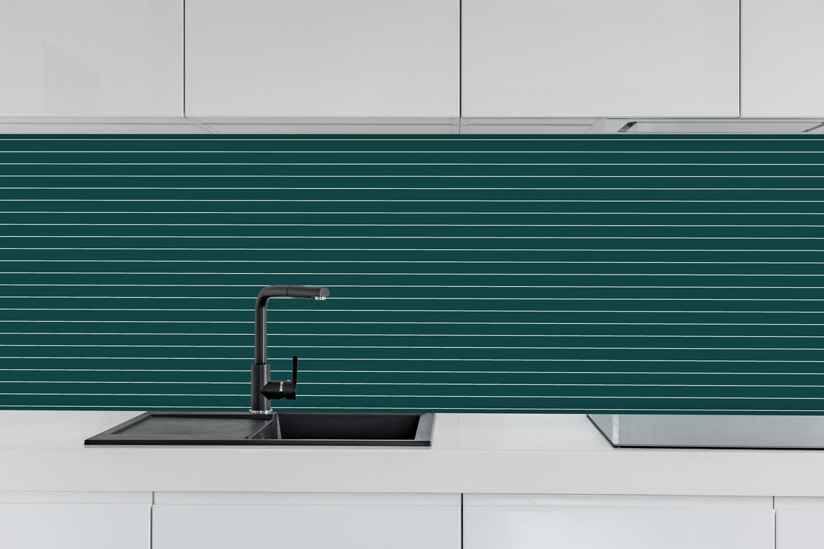Küche - Geometrica Orizzontale Verde petrolio hinter weißen Hochglanz-Küchenregalen und schwarzem Wasserhahn