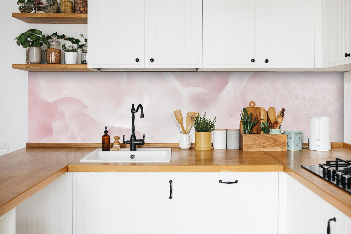 Küche - Rosa Emperador Onyx Marmor in weißer Küche hinter Gewürzen und Kochlöffeln aus Holz
