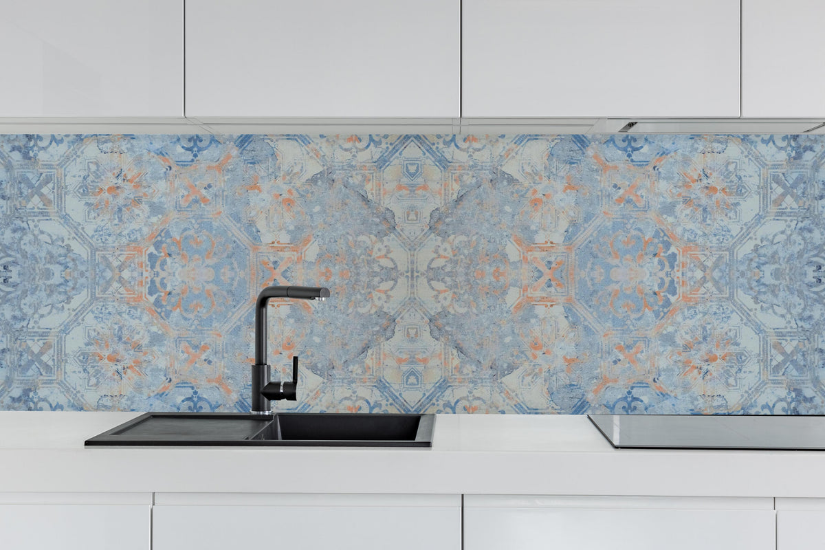 Küche - Alte blaue Vintage Fliesen hinter weißen Hochglanz-Küchenregalen und schwarzem Wasserhahn