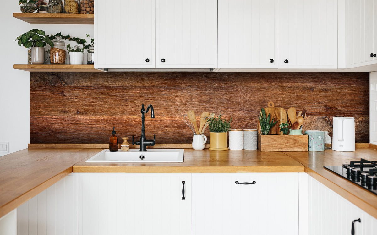 Küche - Altes Eichenholz in weißer Küche hinter Gewürzen und Kochlöffeln aus Holz