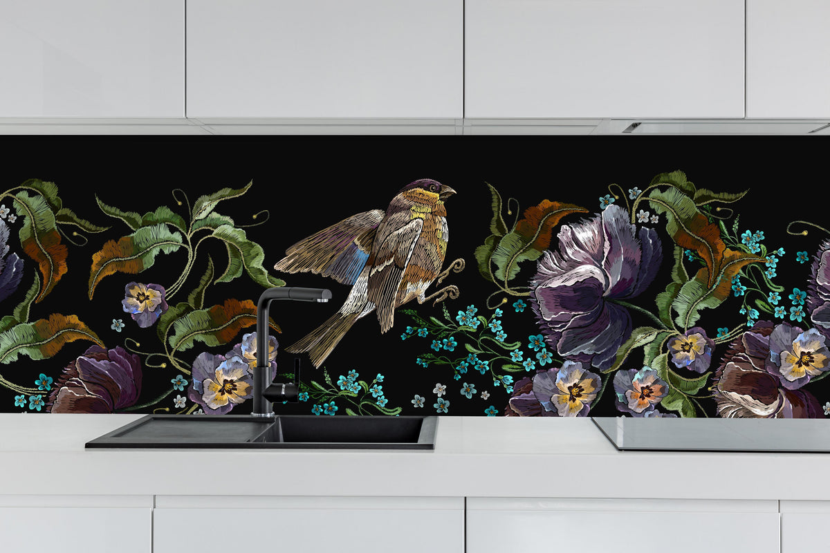 Küche - Amsel bei Nacht - Stickmuster hinter weißen Hochglanz-Küchenregalen und schwarzem Wasserhahn