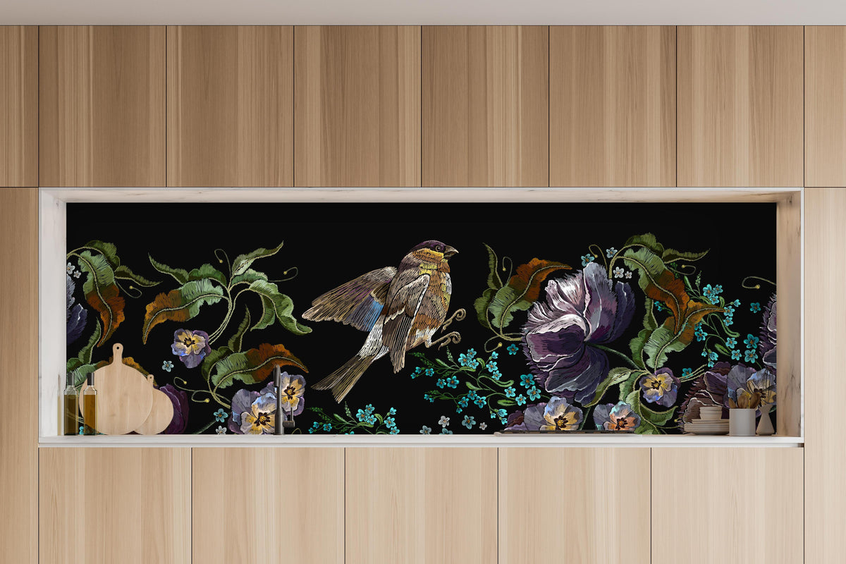 Küche - Amsel bei Nacht - Stickmuster in charakteristischer Vollholz-Küche mit modernem Gasherd
