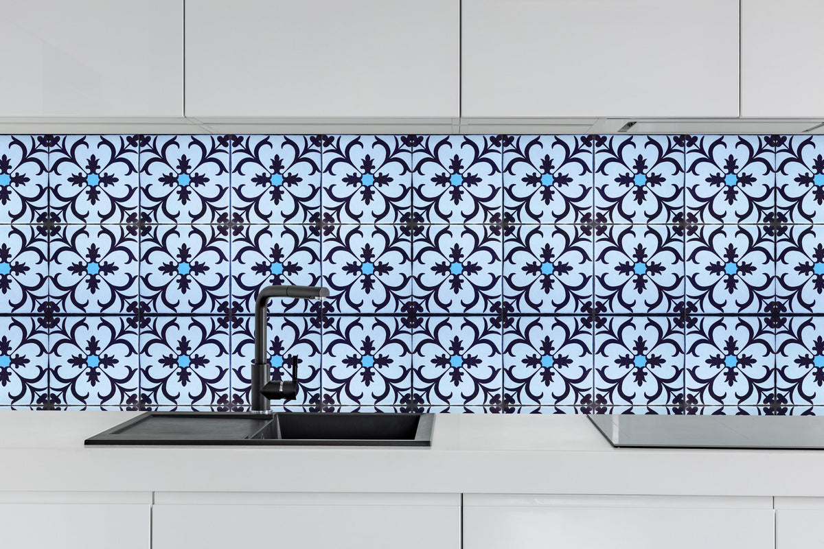 Küche - Bläulich traditionelles Mosaik Motiv hinter weißen Hochglanz-Küchenregalen und schwarzem Wasserhahn