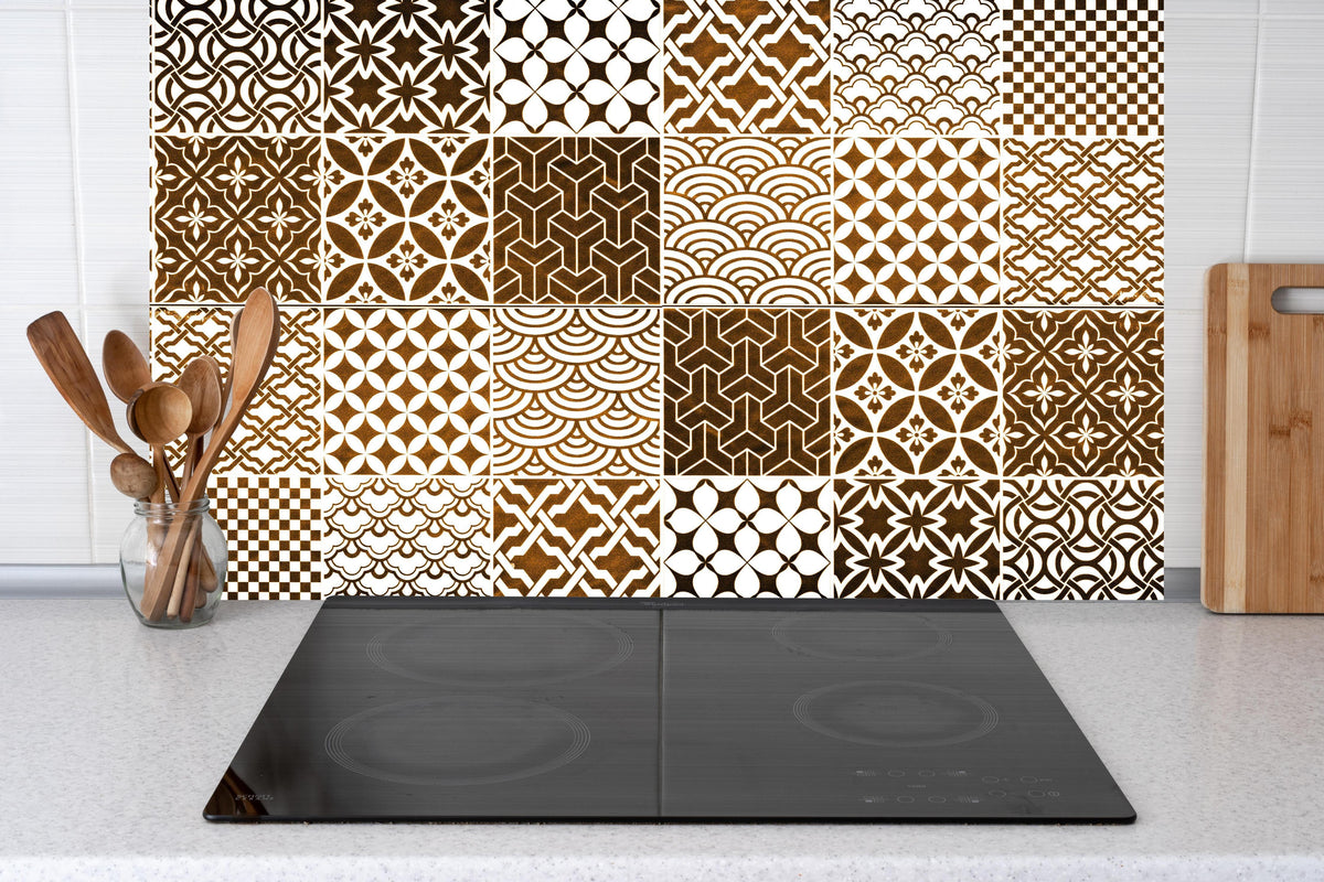 Küche - Braun-Beige geometrisch Mosaik hinter Cerankochfeld und Holz-Kochutensilien
