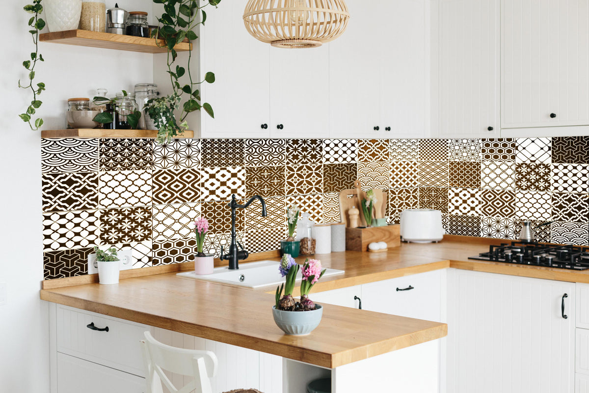 Küche - Braun-Beige geometrisch Mosaik in lebendiger Küche mit bunten Blumen