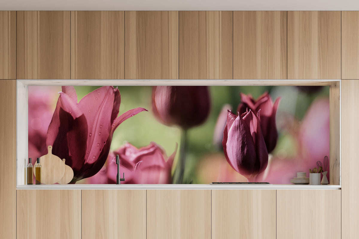 Küche - Dunkelrosa Tulpen in charakteristischer Vollholz-Küche mit modernem Gasherd