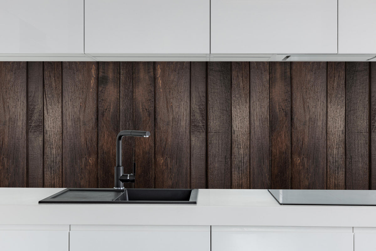 Küche - Dunkles glasiertes Holz hinter weißen Hochglanz-Küchenregalen und schwarzem Wasserhahn