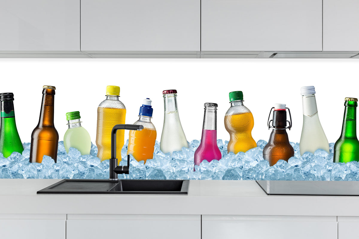 Küche - Eisgekühlte Getränke hinter weißen Hochglanz-Küchenregalen und schwarzem Wasserhahn