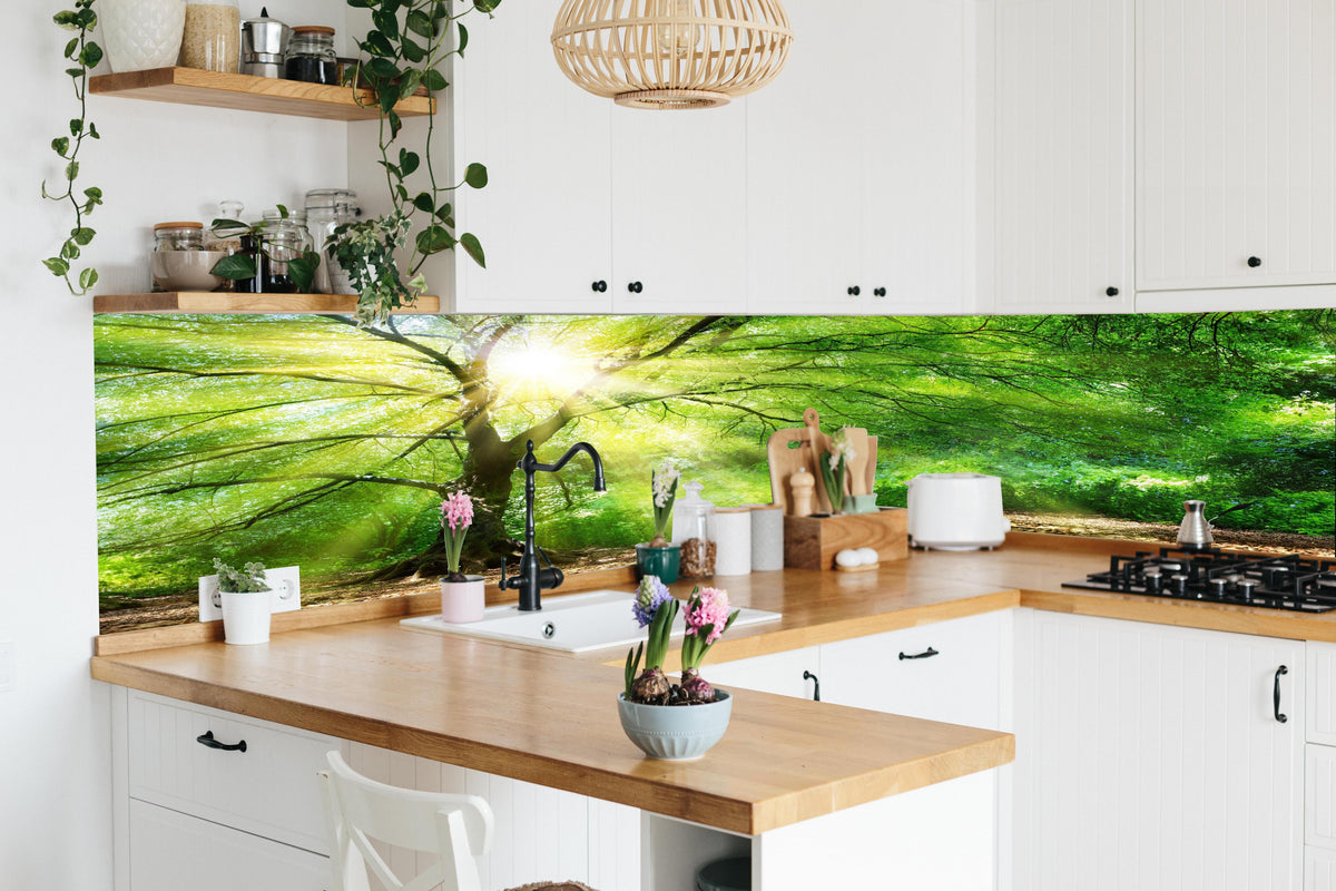 Küche - Energiegeladener Wald in lebendiger Küche mit bunten Blumen