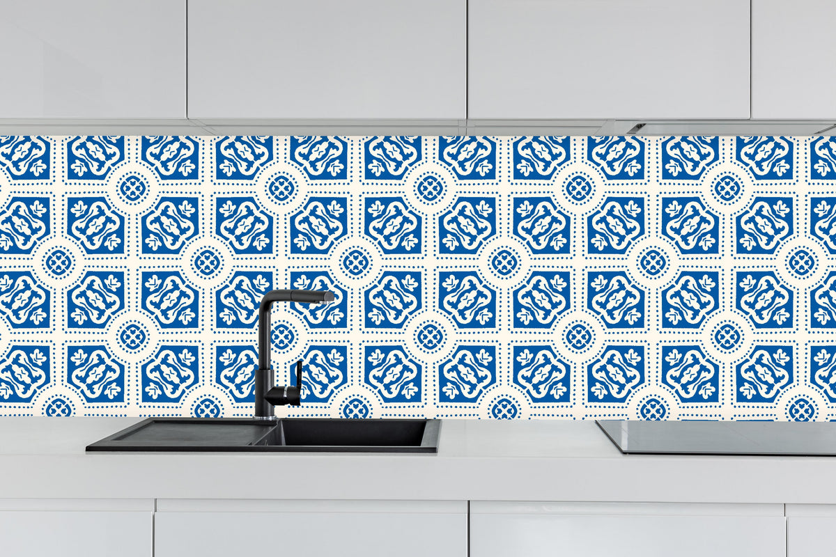 Küche - Fliesenkunst Portugals hinter weißen Hochglanz-Küchenregalen und schwarzem Wasserhahn