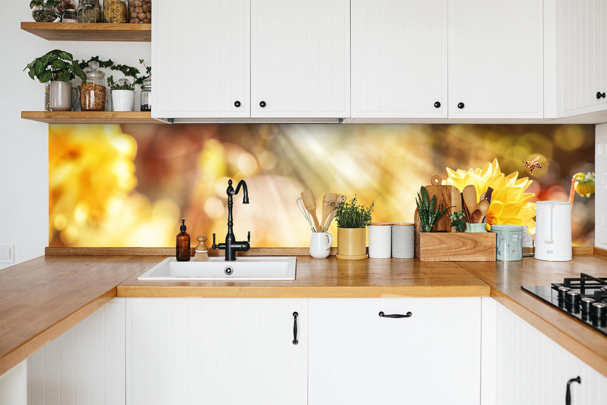 Küche - Gelbe Dahlie in weißer Küche hinter Gewürzen und Kochlöffeln aus Holz