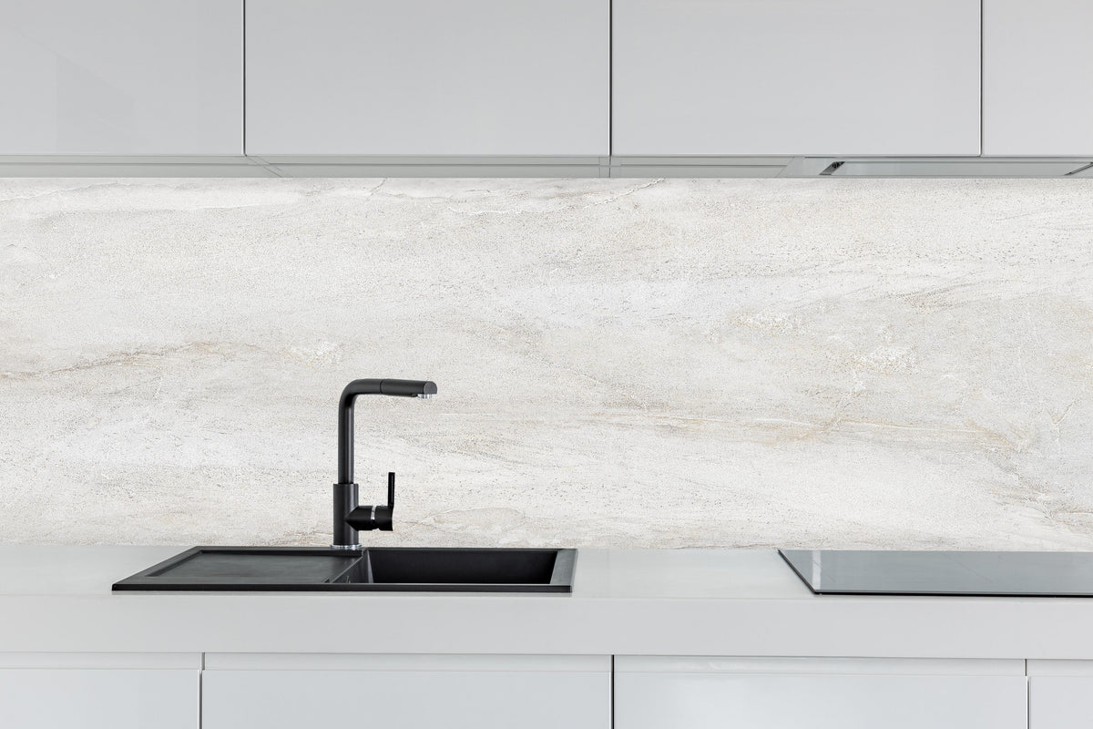 Küche - Graue Beton Struktur hinter weißen Hochglanz-Küchenregalen und schwarzem Wasserhahn
