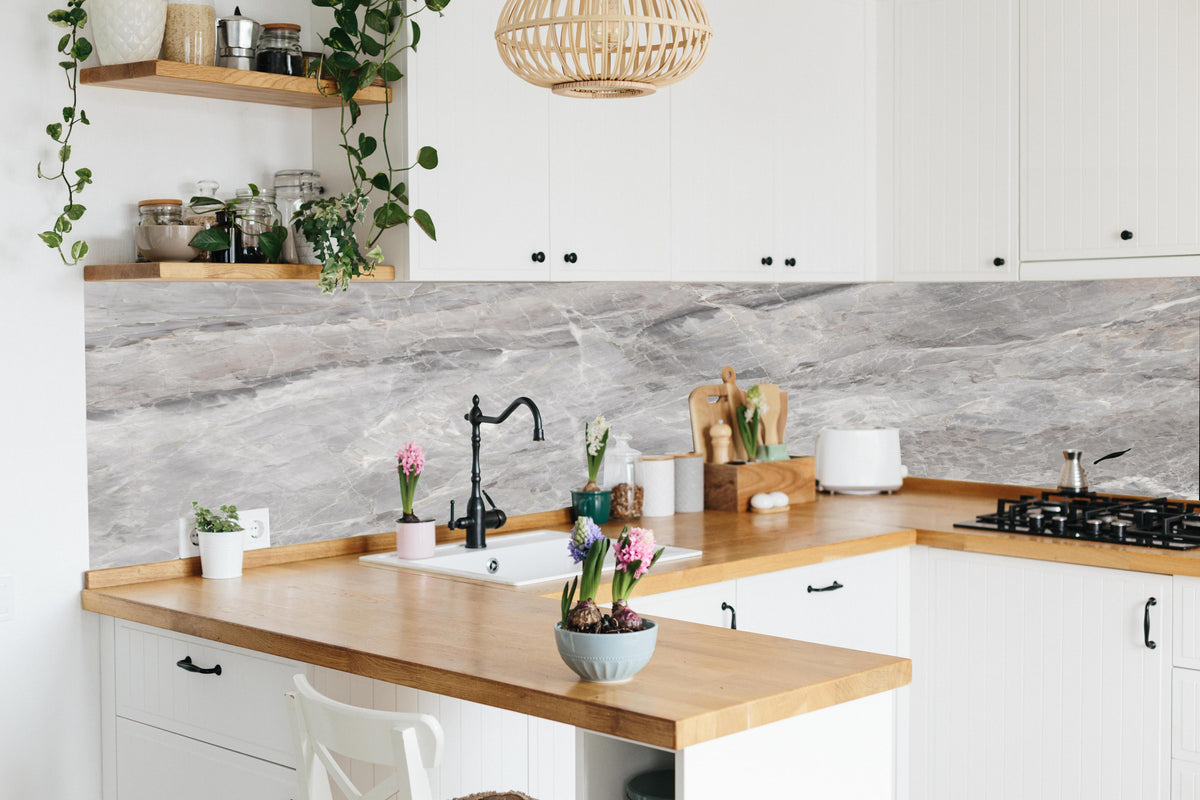 Küche - Grauer Marmor - Granit in lebendiger Küche mit bunten Blumen