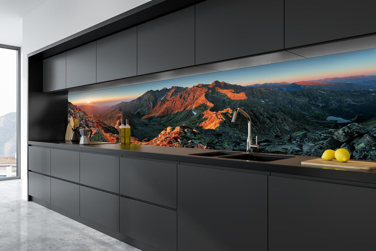 Küche - Herbstliche Berglandschaft in tiefschwarzer matt-premium Einbauküche