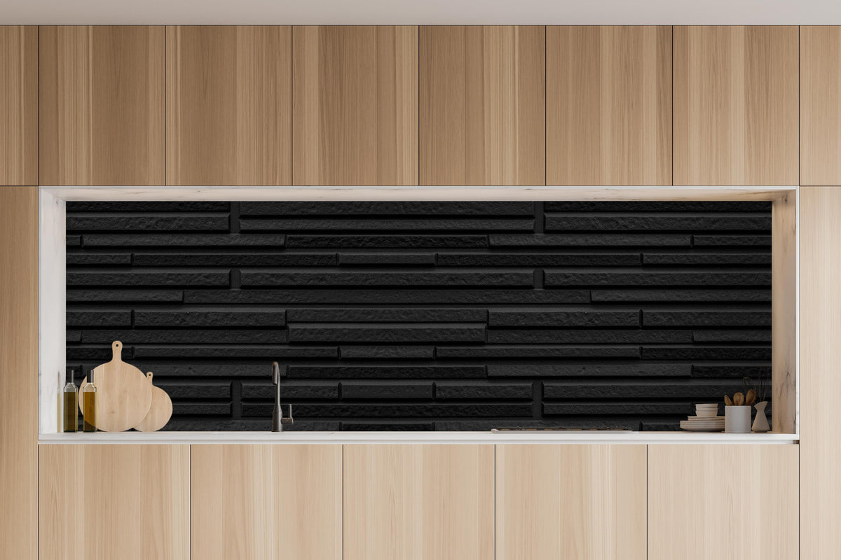 Küche - Moderne schwarze Steindwand in charakteristischer Vollholz-Küche mit modernem Gasherd