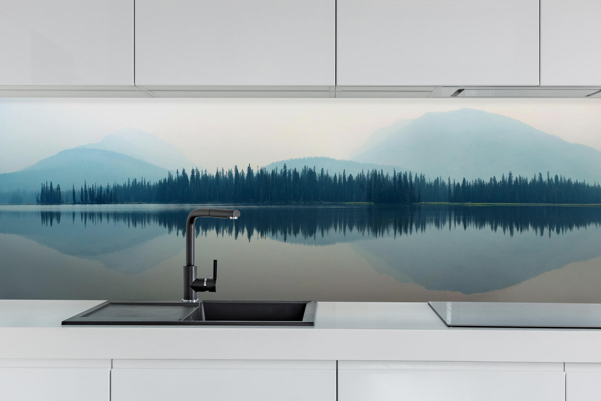 Küche - Nebliger Bergsee hinter weißen Hochglanz-Küchenregalen und schwarzem Wasserhahn