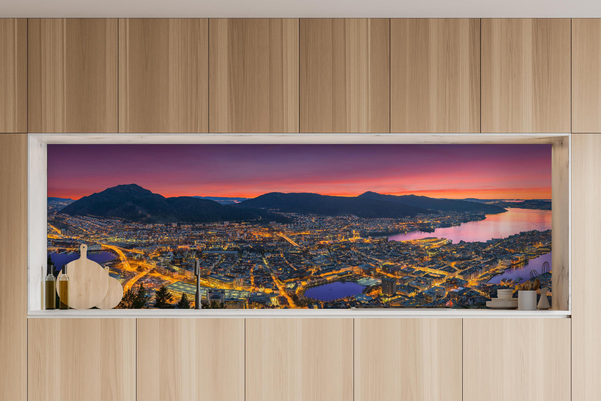 Küche - Panorama Floyen - Norwegen in charakteristischer Vollholz-Küche mit modernem Gasherd