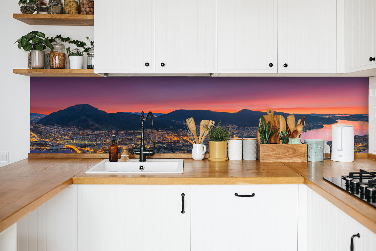 Küche - Panorama Floyen - Norwegen in weißer Küche hinter Gewürzen und Kochlöffeln aus Holz