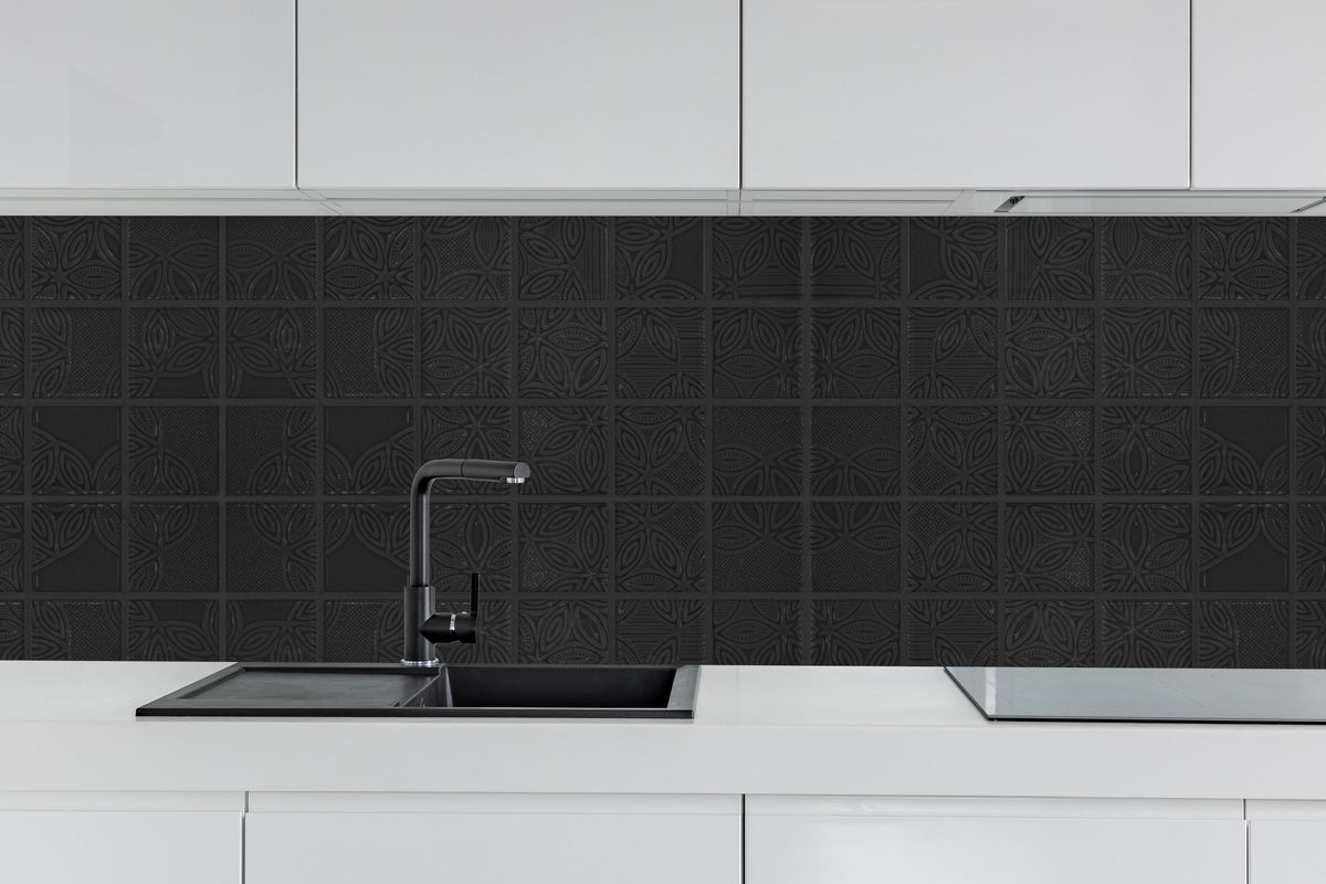 Küche - Quadratische schwarze Fliesen hinter weißen Hochglanz-Küchenregalen und schwarzem Wasserhahn