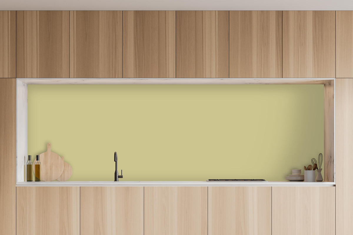 Küche - RAL 1000 (Grünbeige) in charakteristischer Vollholz-Küche mit modernem Gasherd