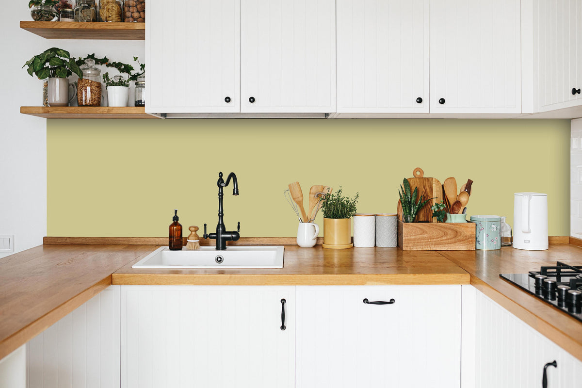 Küche - RAL 1000 (Grünbeige) in weißer Küche hinter Gewürzen und Kochlöffeln aus Holz