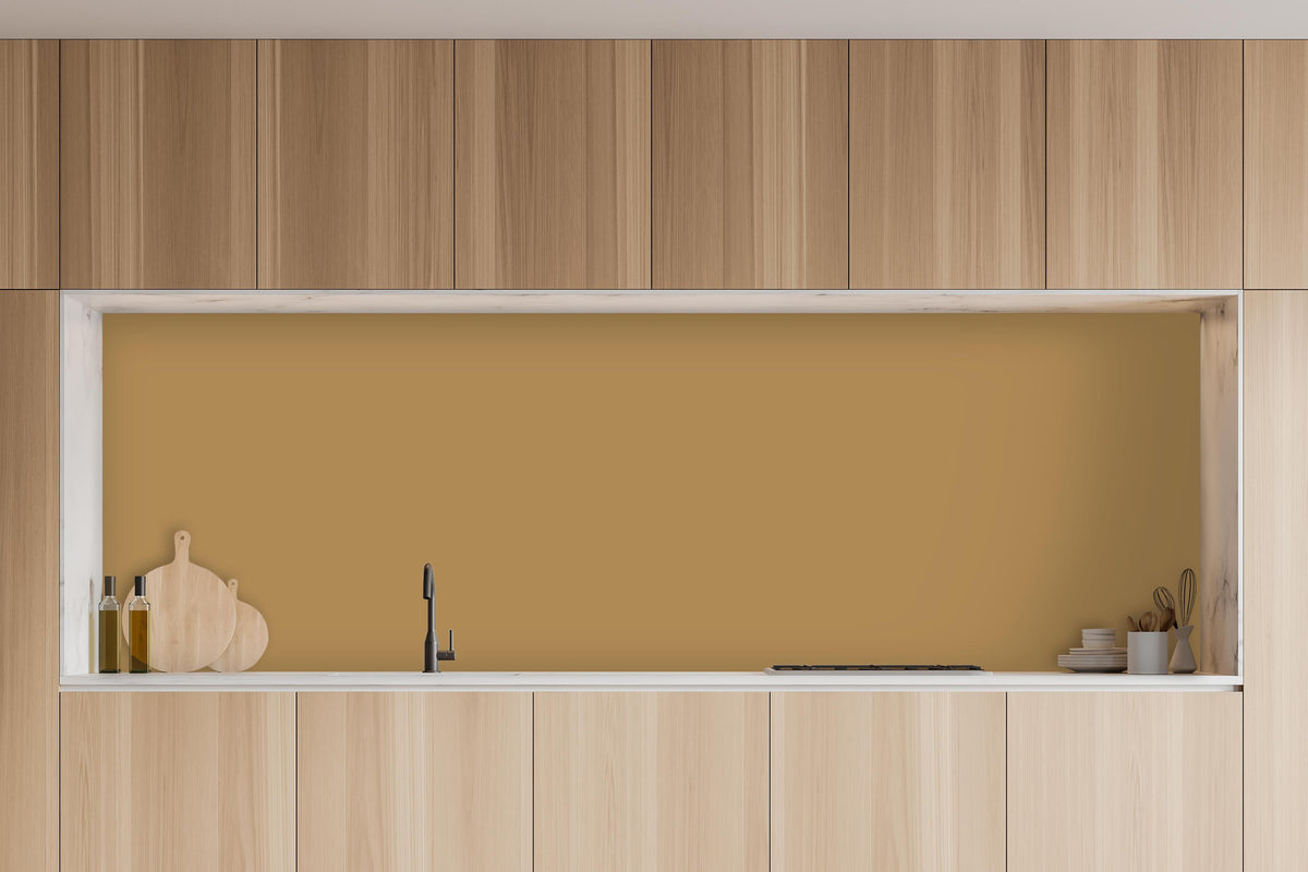 Küche - RAL 1011 (Braunbeige) hinter weißen Hochglanz-Küchenregalen und schwarzem Wasserhahn