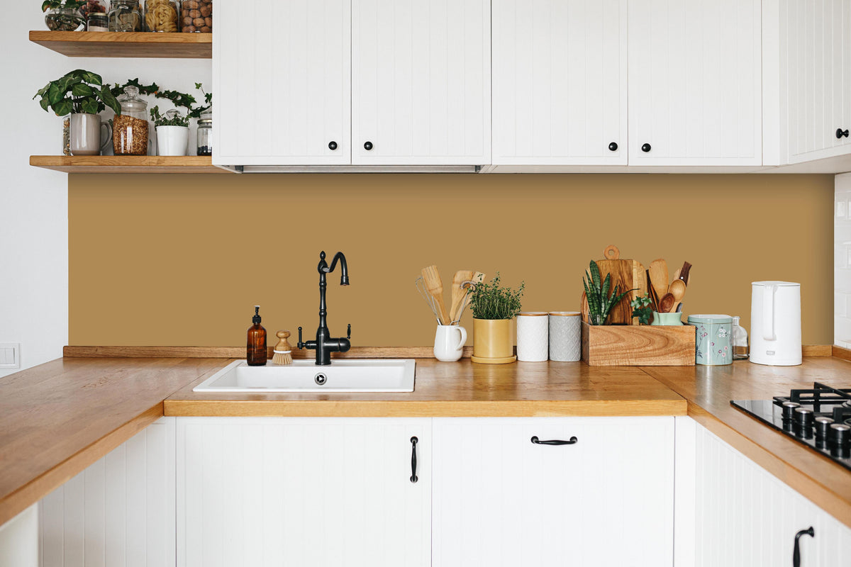 Küche - RAL 1011 (Braunbeige) in weißer Küche hinter Gewürzen und Kochlöffeln aus Holz
