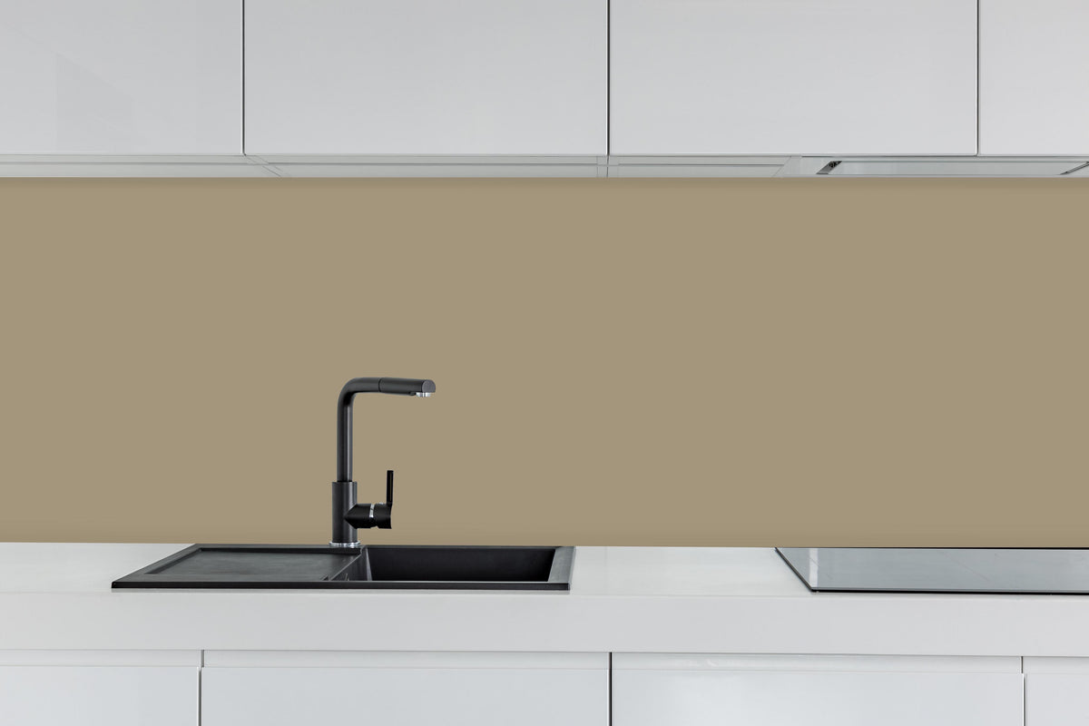 Küche - RAL 1019 (Graubeige) hinter weißen Hochglanz-Küchenregalen und schwarzem Wasserhahn