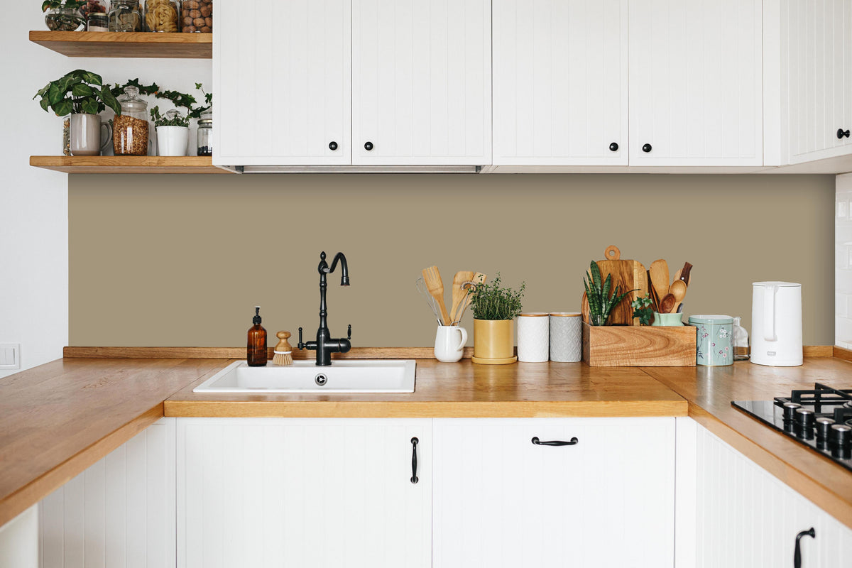 Küche - RAL 1019 (Graubeige) in weißer Küche hinter Gewürzen und Kochlöffeln aus Holz