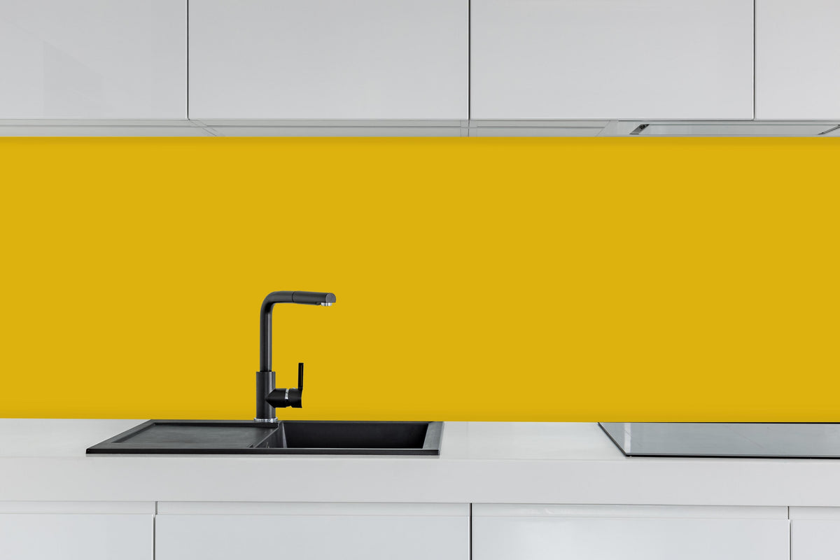 Küche - RAL 1032 (Besengelb) hinter weißen Hochglanz-Küchenregalen und schwarzem Wasserhahn
