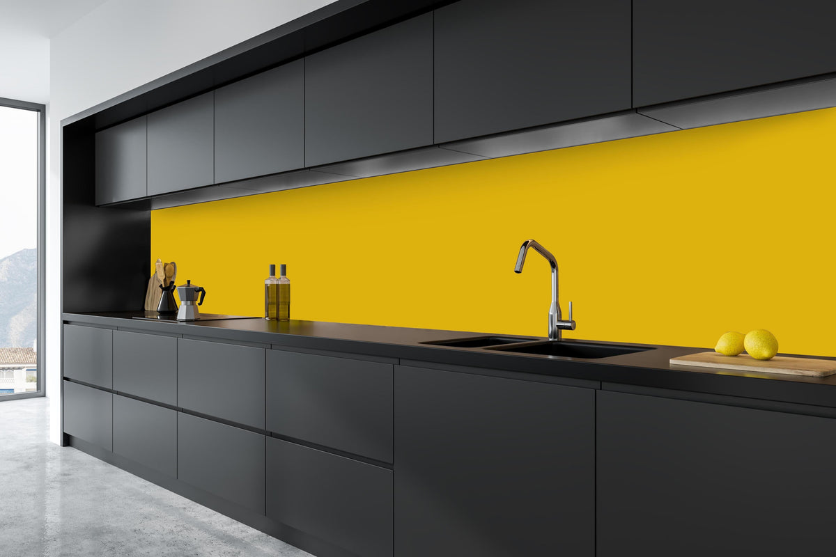 Küche - RAL 1032 (Besengelb) in tiefschwarzer matt-premium Einbauküche