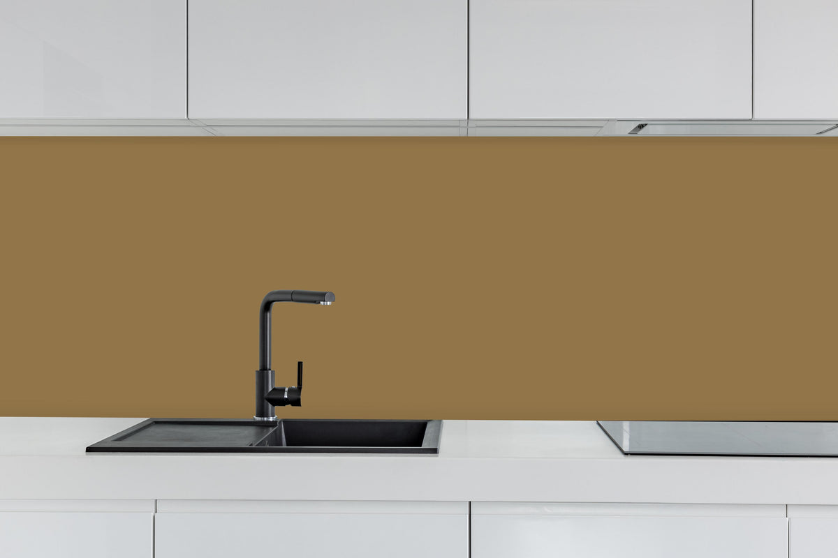 Küche - RAL 1036 (Perlgold) hinter weißen Hochglanz-Küchenregalen und schwarzem Wasserhahn