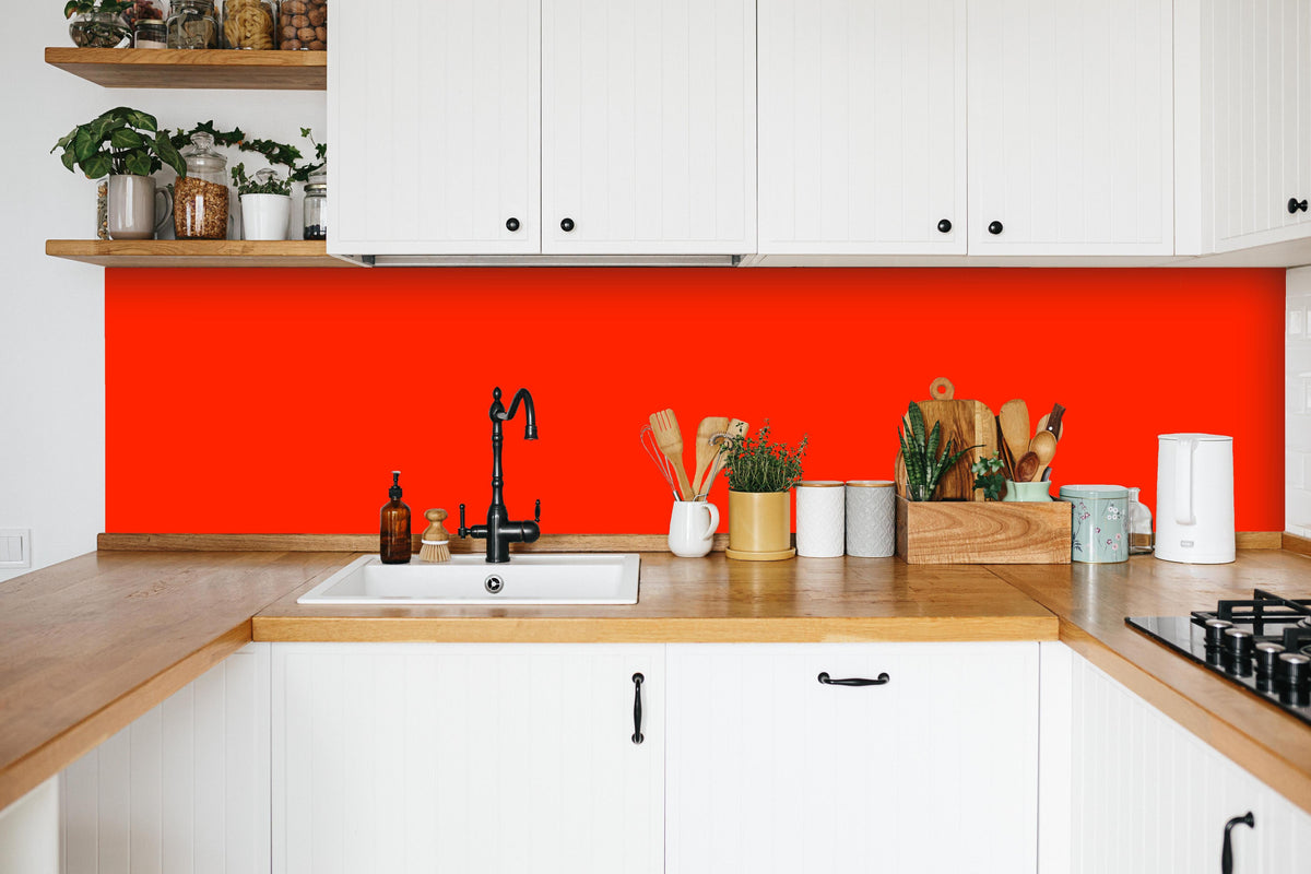Küche - RAL 2005 (Leuchtendes Orange) in weißer Küche hinter Gewürzen und Kochlöffeln aus Holz