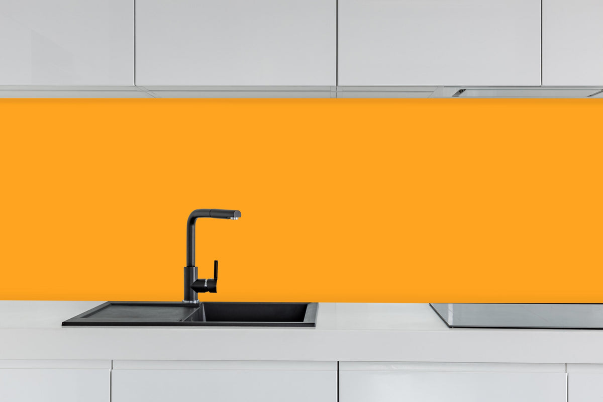 Küche - RAL 2007 (Leuchtendes Hellorange) hinter weißen Hochglanz-Küchenregalen und schwarzem Wasserhahn