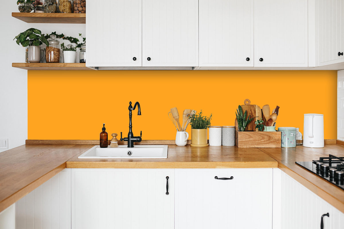 Küche - RAL 2007 (Leuchtendes Hellorange) in weißer Küche hinter Gewürzen und Kochlöffeln aus Holz