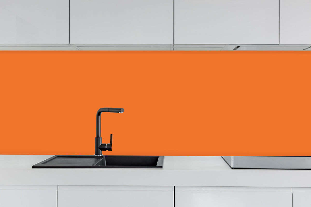 Küche - RAL 2008 (Leuchtendes Rot-Orange) hinter weißen Hochglanz-Küchenregalen und schwarzem Wasserhahn