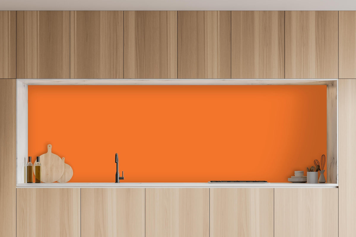 Küche - RAL 2008 (Leuchtendes Rot-Orange) in charakteristischer Vollholz-Küche mit modernem Gasherd
