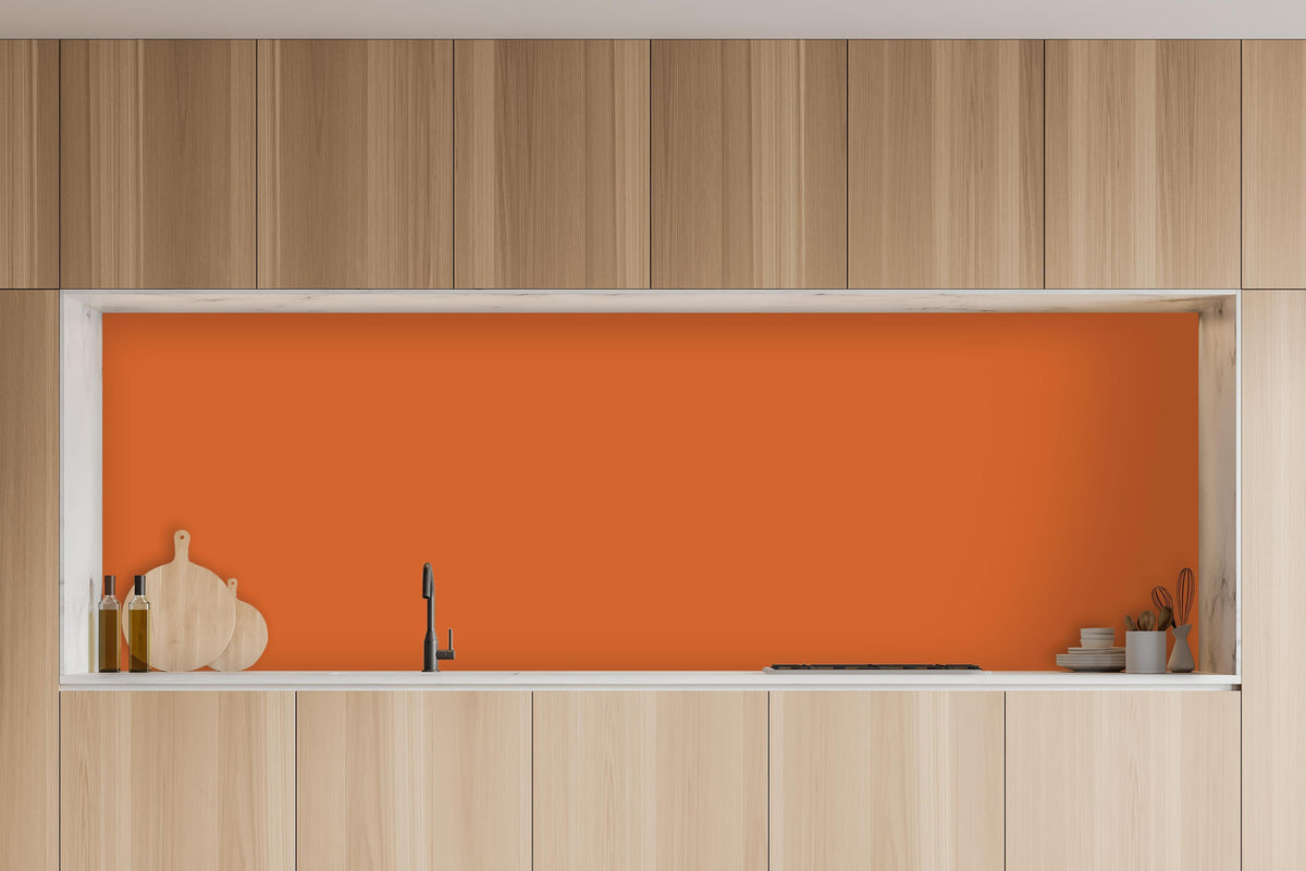 Küche - RAL 2010 (Signalorange) in charakteristischer Vollholz-Küche mit modernem Gasherd
